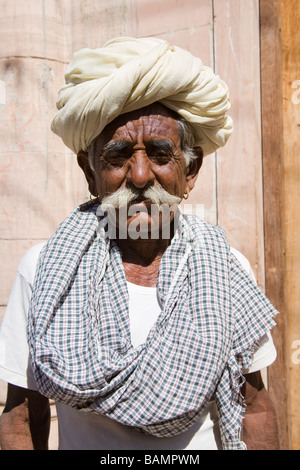 Vieil homme portant un turban blanc, Osian, Rajasthan, Inde Banque D'Images