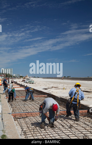 Promenade de reconstruire les travailleurs détruits par l'ouragan Katrina Banque D'Images