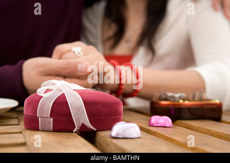 Jeune couple Admiring Ring Banque D'Images