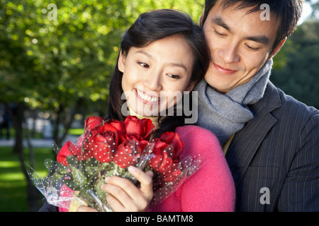 Jeune homme hugging Girlfriend Banque D'Images