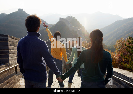 Deux jeunes couples visiter la Grande Muraille de Chine Banque D'Images