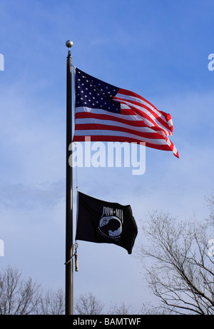 United States et P.O.W. M.I.A. Drapeau sur mât. Banque D'Images