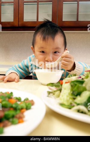 Jeune garçon joyeusement soup Banque D'Images