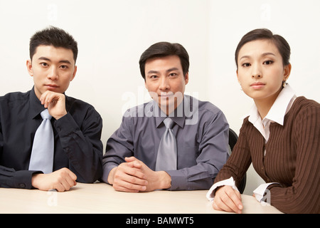 Businesspeople Sitting autour d'une table de conférence, Smiling Banque D'Images