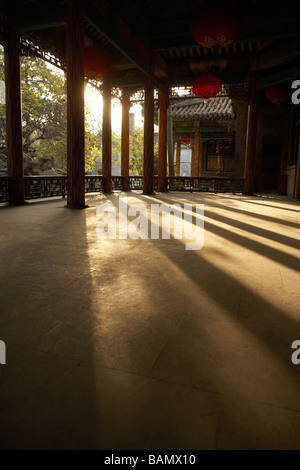 Les colonnes par Sun Streaming sur une cour Banque D'Images