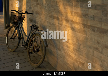 Un Vintage Bicycle Leaning Against A Wall Banque D'Images