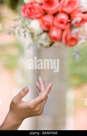 La mariée jette son bouquet Banque D'Images