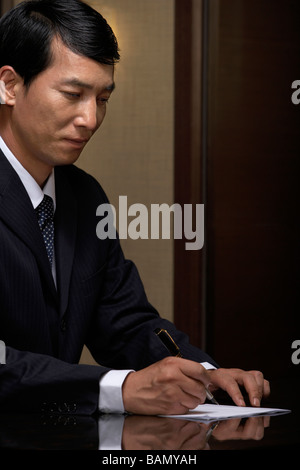 Un homme d'affaires utilise le centre d'affaires de l'hôtel Banque D'Images