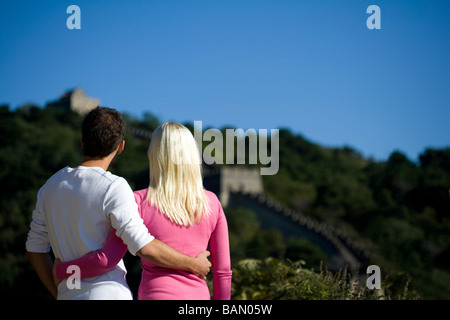 Jeune couple à la recherche sur la Grande Muraille de Chine Banque D'Images
