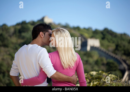 Jeune couple baiser à la Grande Muraille de Chine Banque D'Images