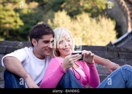 Jeune couple la Grande Muraille de Chine Banque D'Images