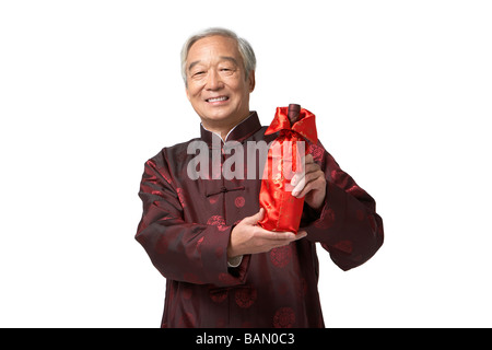 Un homme âgé d'une bouteille de vin de don Banque D'Images