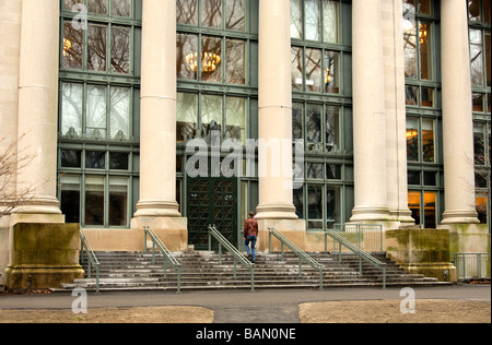 Entrée de la Harvard Law School library Langdell Hall sur le campus de l'Université de Harvard, Cambridge, Massachusetts, USA Banque D'Images