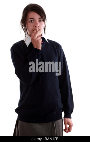 Fille de l'école en uniforme avec la cigarette - question sociale jeunesse série - 14 Avril 2009 Banque D'Images