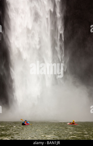 Les kayakistes pagayant vers la base de Snoqualmie Falls dans l'État de Washington Banque D'Images