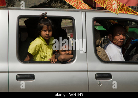 Les enfants à l'arrière d'un camion lors d'un défilé Banque D'Images