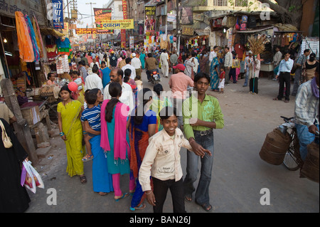 Des indiens dans un quartier commerçant de la vieille ville de Varanasi Benares Uttar Pradesh Inde Banque D'Images