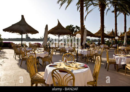 Restaurant donnant sur le nil Louxor Egypte Afrique Banque D'Images