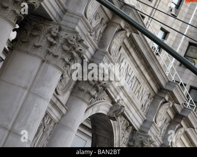 'Manhattan' écrit en lettres gravées sur une arch dans le quartier financier de Manhattan, New York Banque D'Images