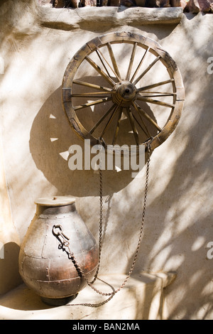 Roue d'ornement et de métal de l'urne dans les jardins à l'Ajit Bhawan Hotel, Jodhpur, Rajasthan, India Banque D'Images