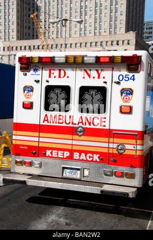 L'entrée arrière d'un New York Fire Department ambulance garée à côté de Ground Zero, New York City. Banque D'Images