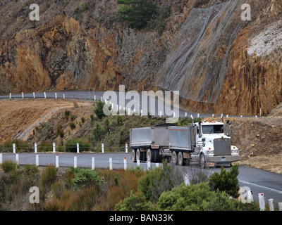 Les poids lourds du véhicule tracteur hill climbing out of queenstown Australie Tasmanie Banque D'Images