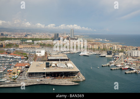 Vue aérienne sur le Port Vell - l'ancien quartier du port de Barcelone, Espagne Banque D'Images