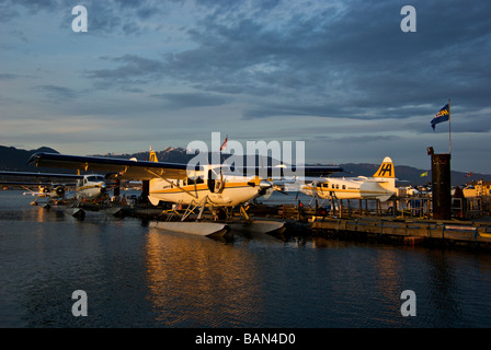 Flotte de Harbour Air hydravion lueur dans la lueur du soleil couchant Banque D'Images