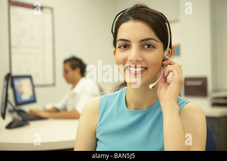 Young businesswoman talking on un casque Banque D'Images