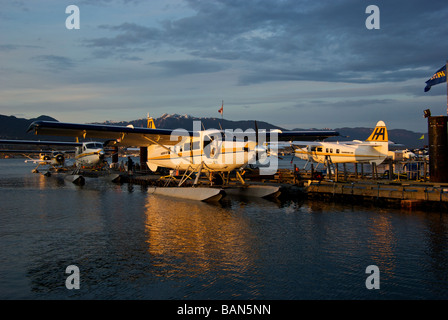 Flotte de Harbour Air hydravion lueur dans la lueur du soleil couchant Banque D'Images