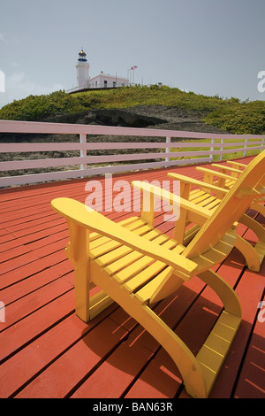 Voir d'Adirondack Chaises jaune sur une plate-forme phare d'Arecibo, Puerto Rico Banque D'Images