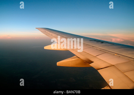 Aile d'un Boeing 737-800 montrant l'aileron, Gol (PR-GDJ) avion de passagers battant au-dessus de la terre et au-dessous de ciel bleu au coucher du soleil, le Brésil Banque D'Images