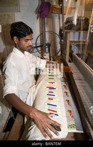 L'homme indien travaille sur un sari Banque D'Images
