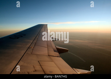 Aile d'un Boeing 737-800 montrant l'aileron, Gol (PR-GDJ) avion de passagers battant au-dessus de la terre et au-dessous de ciel bleu au coucher du soleil, le Brésil Banque D'Images