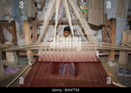 L'homme indien travaille sur un sari Banque D'Images