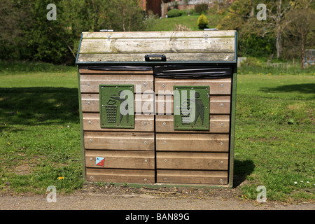 La preuve d'un animal poubelle et bac de recyclage dans un country park Banque D'Images