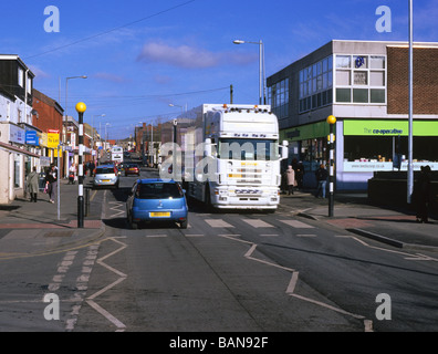 Trafic sur high street par zebra crossing près de Leeds Yorkshire UK Banque D'Images