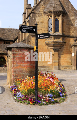 Un panneau d'information touristique donnant des directives à des endroits d'intérêt à Sherborne Dorset Banque D'Images