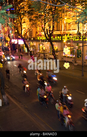 Les Vietnamiens motos ride sur Dong Khoi Street la dernière nuit de fête du Têt à Ho Chi Minh City Vietnam Banque D'Images