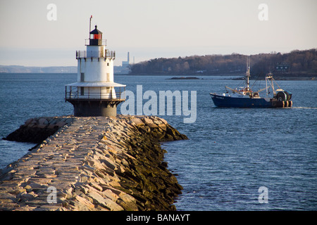 Soleil du matin se reflète sur Spring Point Light comme un bateau de pêche local passe par, South Portland, Maine, USA. Banque D'Images