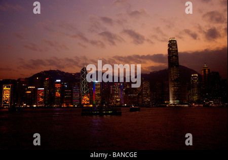 Skyline de Hong Kong la nuit - l'île de Hong Kong, Chine, Asie Banque D'Images