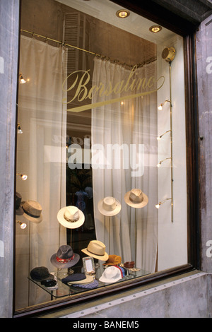 La vitrine de la boutique de chapeaux Borsalino traditionnels Banque D'Images