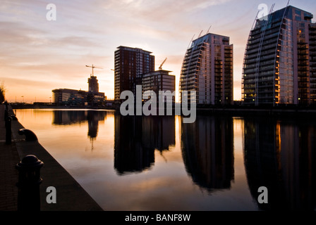 Bâtiments NV reflétée dans l'eau à Salford Quays, Manchester, Angleterre, RU Banque D'Images