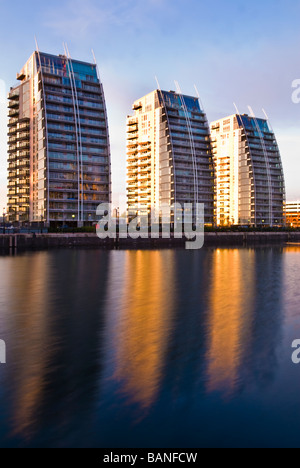 Bâtiments NV reflétée dans les quais Salford Quays, Manchester, Angleterre, RU Banque D'Images