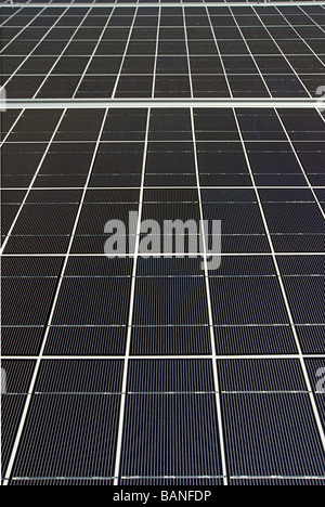 Panneaux solaires photovoltaïques montés sur un toit Banque D'Images