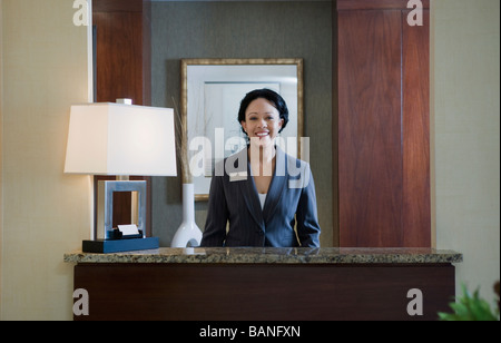 Femme africaine au bureau de concierge Banque D'Images