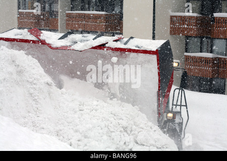 Le tracteur le déblayage de la neige, Val Thorens, 3 Vallées, Savoie, France Banque D'Images