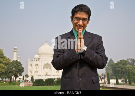 Homme d'affaires indien priant au Taj Mahal Banque D'Images