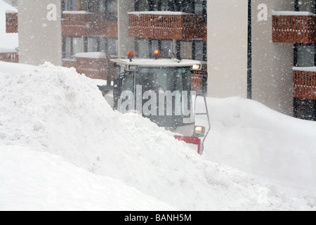 Le tracteur le déblayage de la neige, Val Thorens, 3 Vallées, Savoie, France Banque D'Images