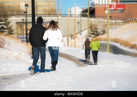 Edmonton, Alberta, Canada ; deux couples marcher sur un chemin Banque D'Images